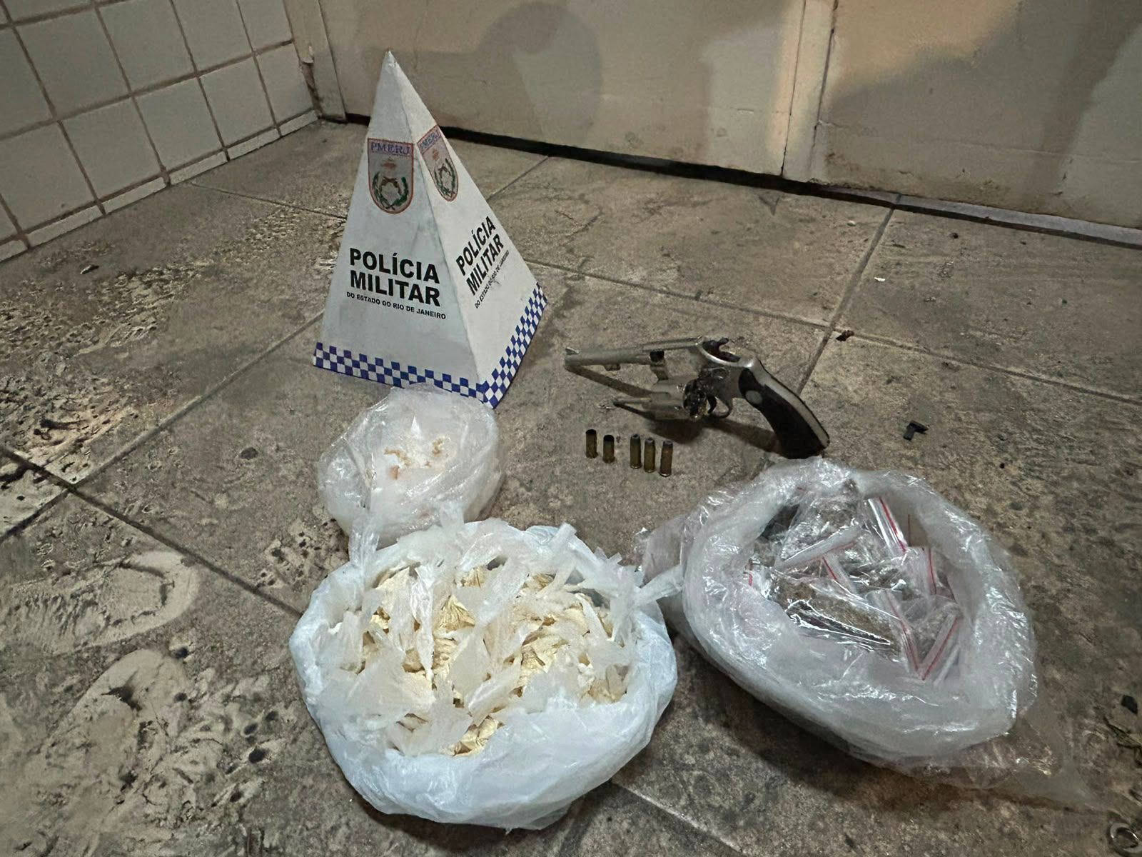 PMs do 20°BPM apreendem revólver, munições e drogas, em Nova Iguaçu